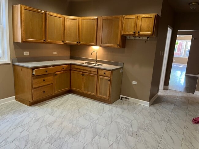 Building Photo - 722 E 91st Pl