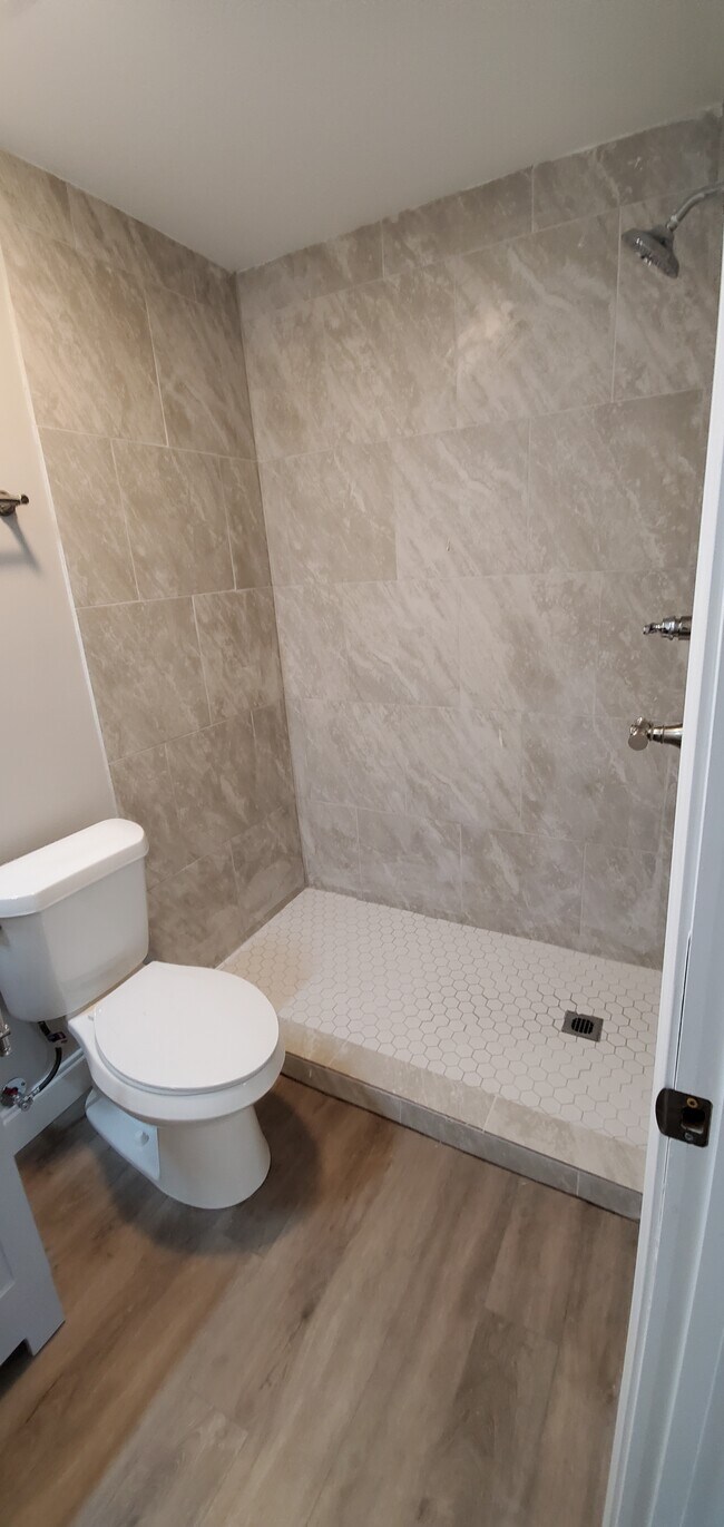 Bath - 8552 Rush Ave
