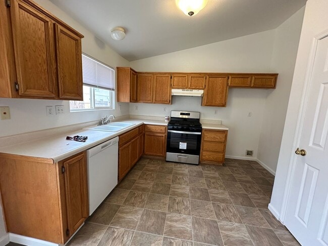 Building Photo - 3 bdr, 2 ba home for rent in Fernley