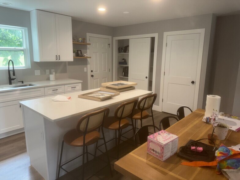 Kitchen w/ pantry , door outside - 102 S Prairie Ave