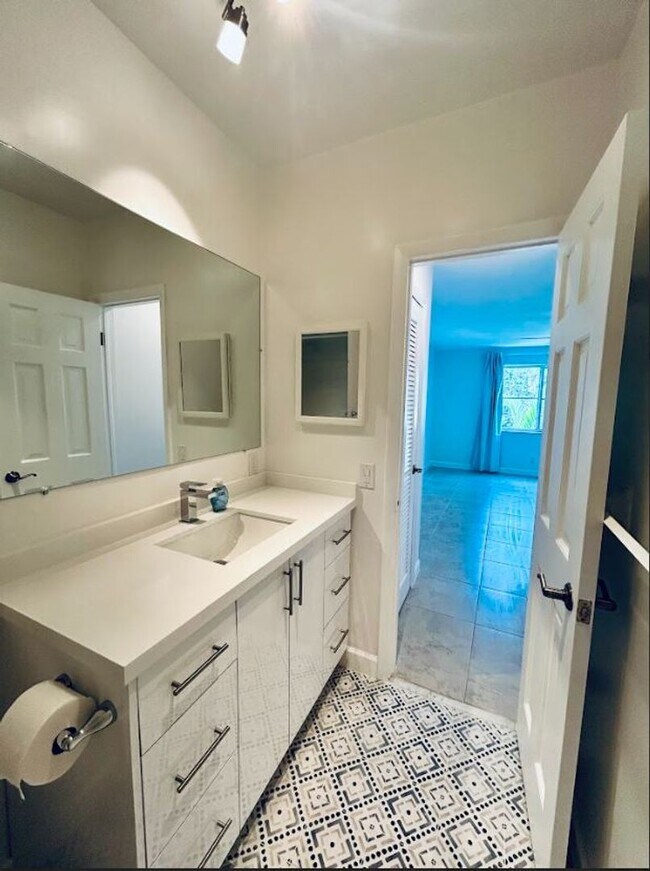 Building Photo - Large Updated 1 Bedroom 1.5 Bath Condo - Steps from Fort Lauderdale Beach!