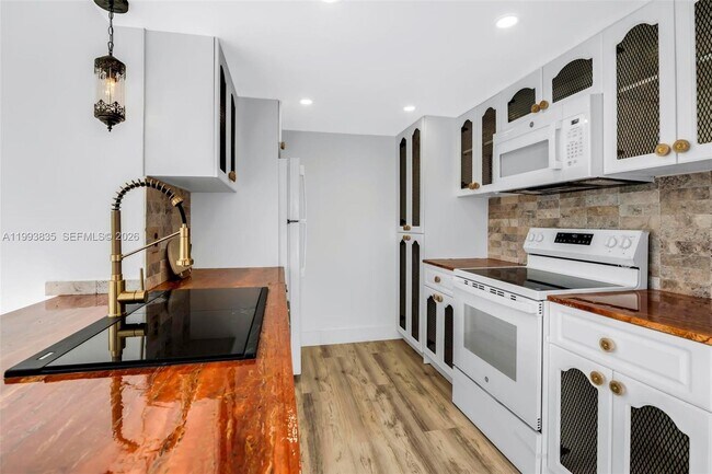 Building Photo - 285 NE 191st St