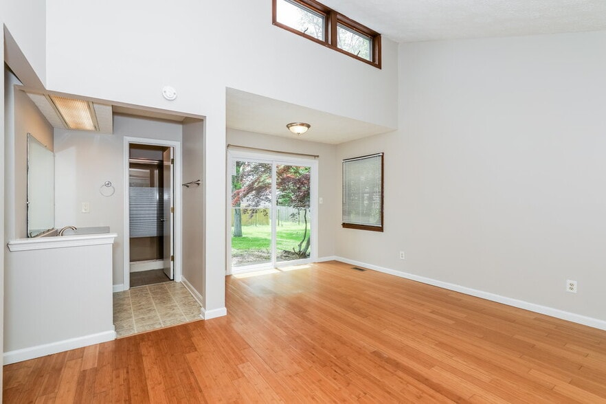 Building Photo - 476 Spring Dr