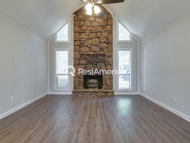 Building Photo - Completely renovated 3 bedroom, 2 bathroom home