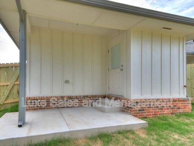 Building Photo - 3703 N Divis Ave