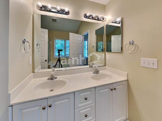 Building Photo - 9308 Leslieshire Dr