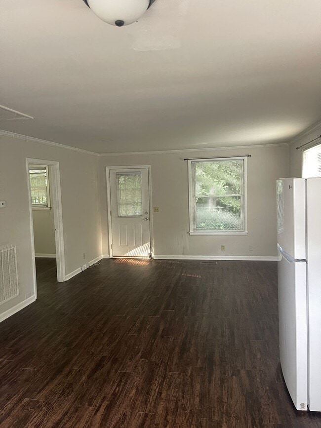 Building Photo - Sylvan Park!