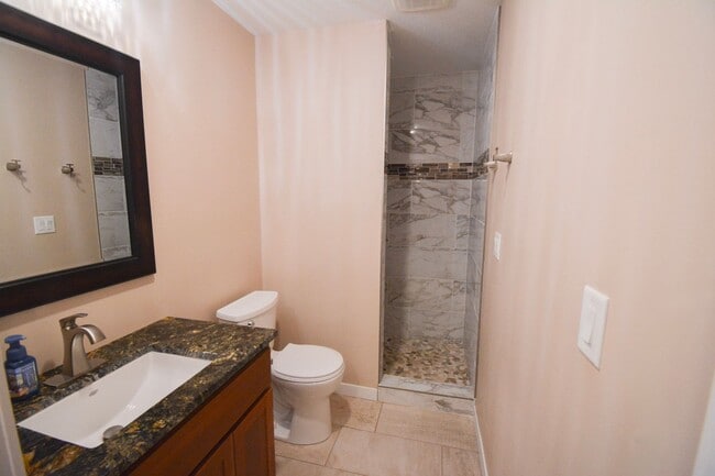 Building Photo - Spacious and Stunning 5 Bed 4 Bath For Ren...