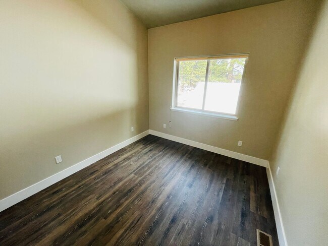 Building Photo - 3 bed 2 bath 1 car garage townhouse in Sou...
