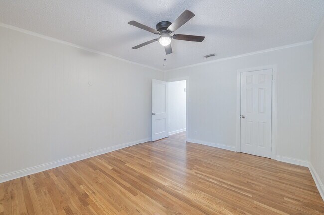 Building Photo - Beautiful Tech Terrace Home! Full of Chara...