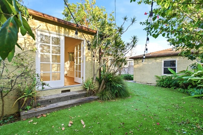 Building Photo - Beautiful 3 Bed + 2 Bath House + Front & Back Yard, Garage, Driveway