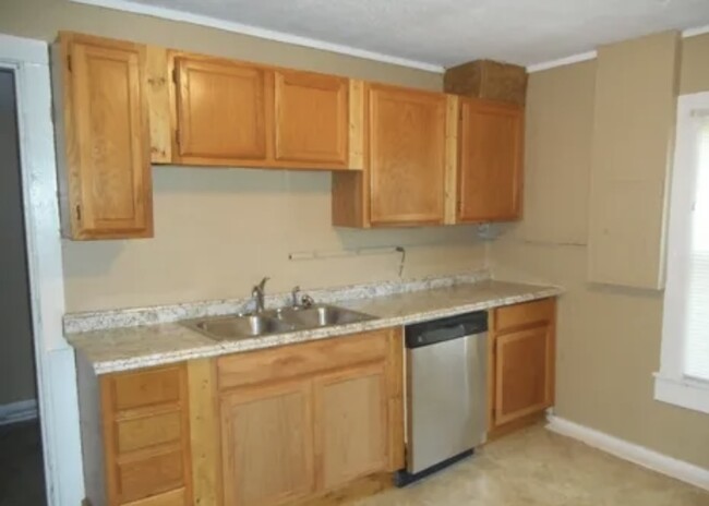 Kitchen w/ dishwasher - 323 S Workman St