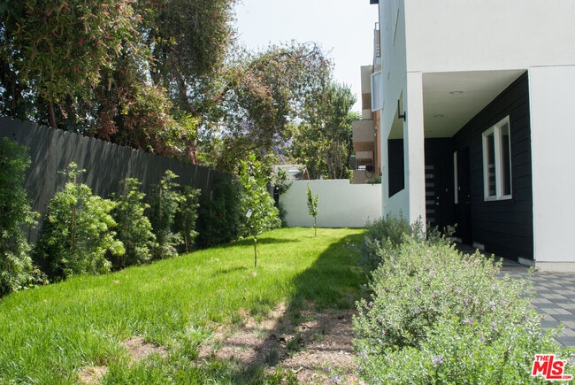 Building Photo - 5015 1/2 Marathon St