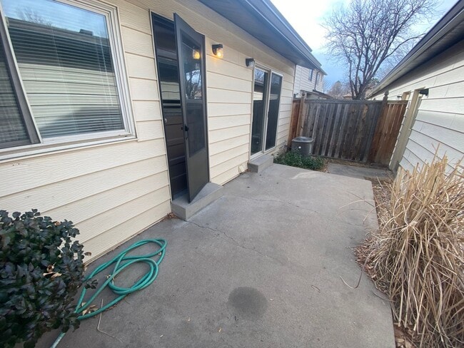 Building Photo - Spacious Aurora Townhome