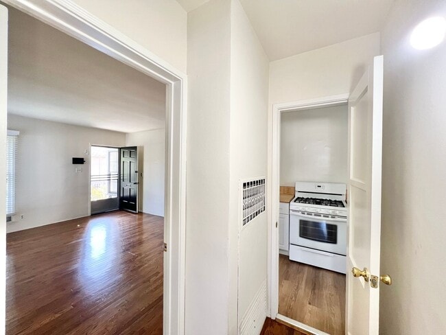 Building Photo - Charming 2-Bedroom Home with Hardwood Floors & Fireplace Near the Traffic Circle