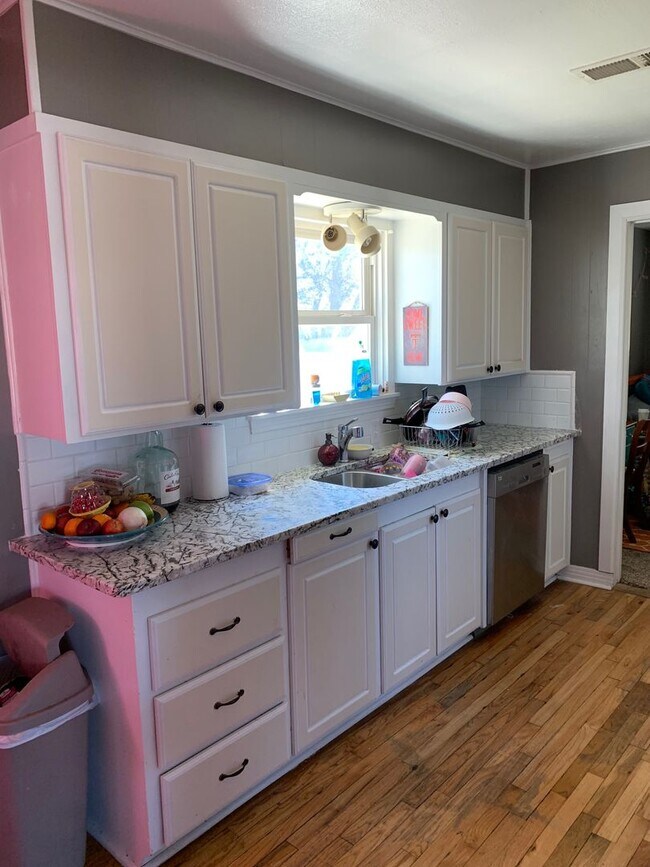 Building Photo - Pre Leasing for Fall 2026!!