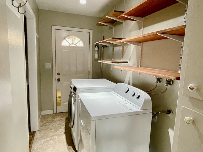 Building Photo - COUNTRY SETTING 3 BEDROOM WITH POOL AND SOLAR