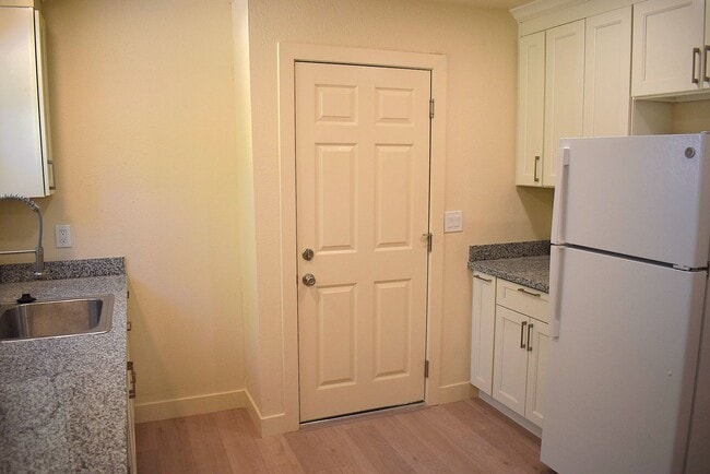 Building Photo - Lovely house located close to downtown and the police department with easy access to I-80!