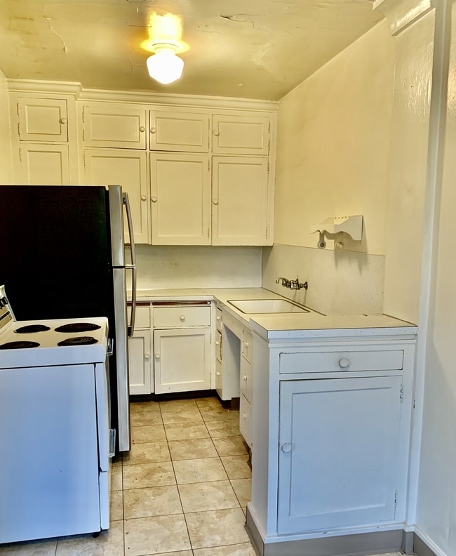 Kitchen - 2541 15th Ave S