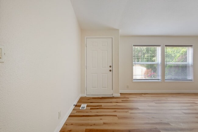 Building Photo - 6422 SE 144th Ln
