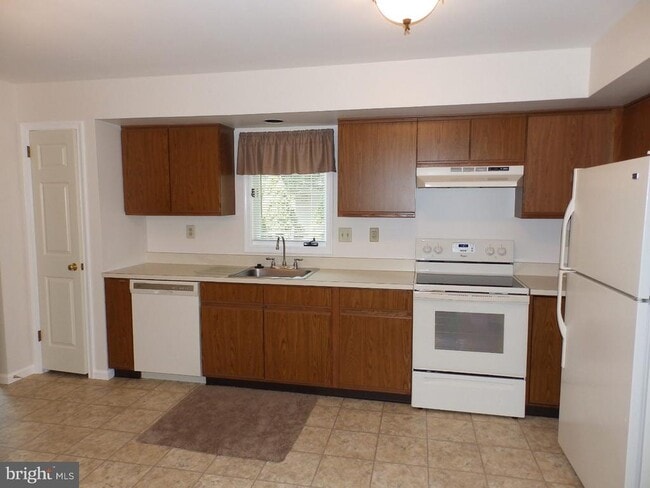 Building Photo - 211 Green Valley Way