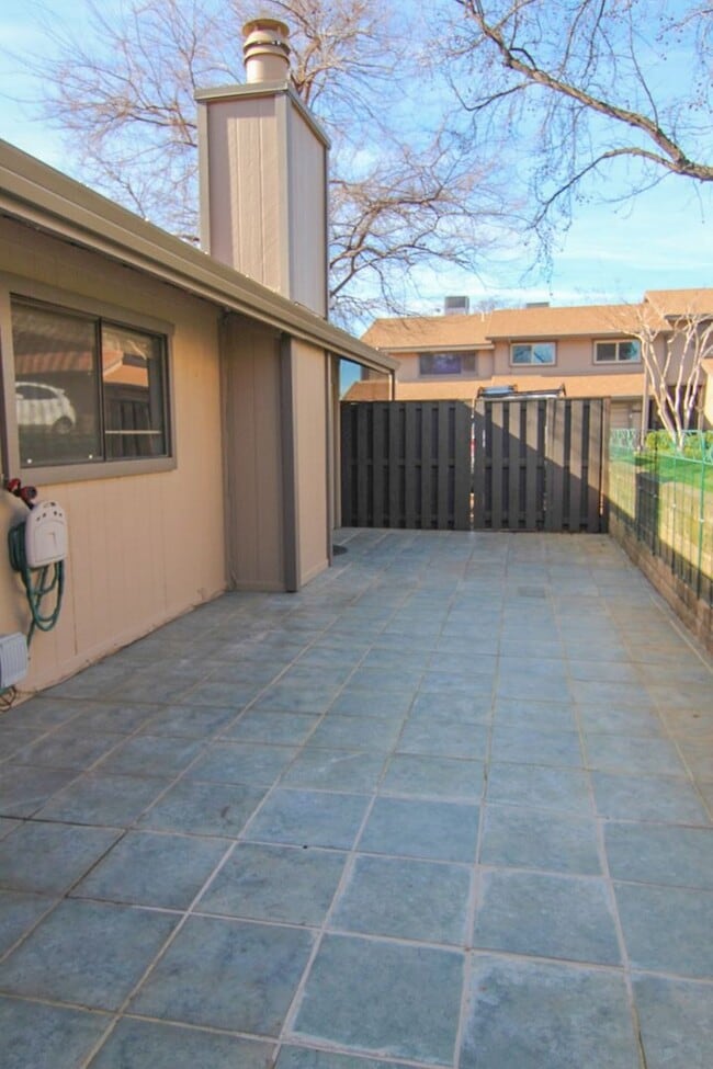 Building Photo - Remodeled Redding Condo!