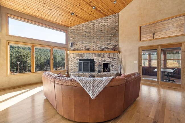 Building Photo - Fully Furnished 5BR Home in the Hills – Move-In Ready