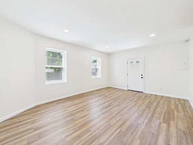 Building Photo - 633 S Fuller Ave
