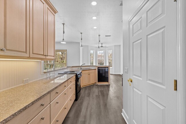 Building Photo - Executive Lakefront in Gainesville - Available NOW