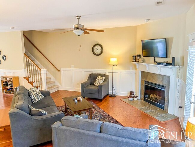 Building Photo - Gorgeous Townhouse in Grey Fox Run