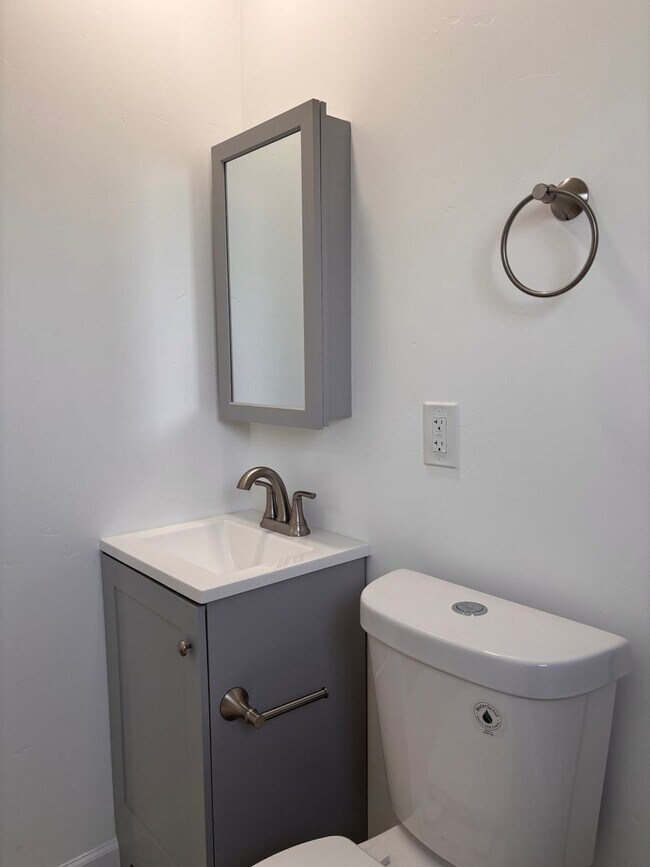 Building Photo - 2 bedrooms 2 baths home FOR RENT