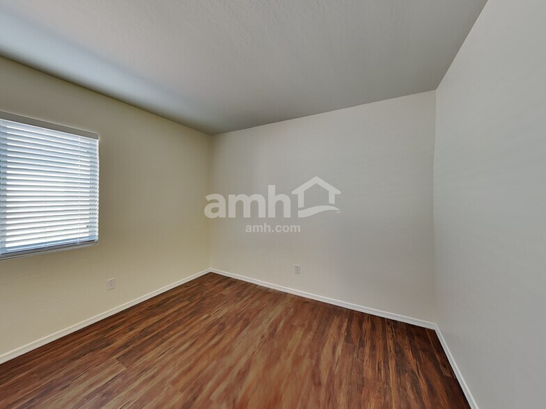 Building Photo - 12215 W Dahlia Dr