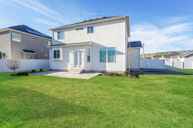 Building Photo - Spacious 4 Bed, 2.5 Bath Home with Central Air & 2-Car Garage! - Available NOW!