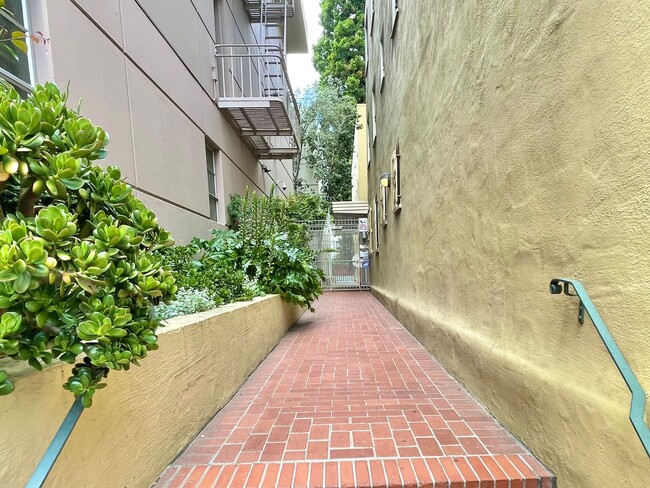 Building Photo - Prime Nob Hill Remodeled Condo, Private Ba...