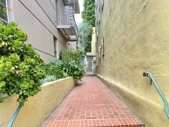 Building Photo - Prime Nob Hill Remodeled Condo, Private Balcony, Parking, Pet ok – PROGRESSIVE