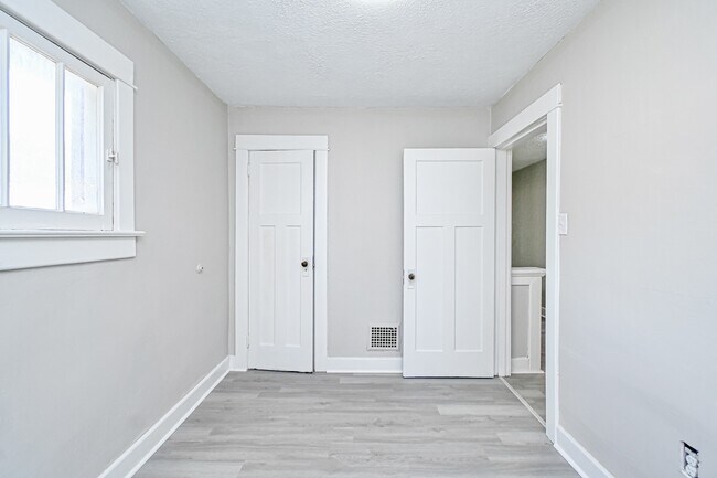 Building Photo - 312-314 Pointview Ave