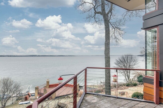 Building Photo - Lake Mendota Dream Home in Desirable Sprin...