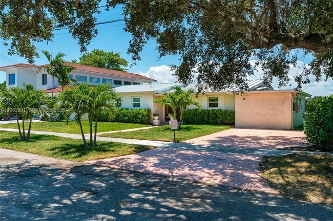 Building Photo - 21320 NE 25th Ct