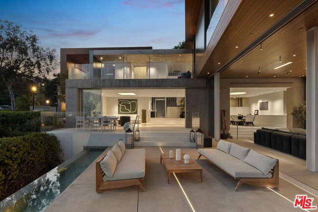 Building Photo - 1430 Sunset Plaza Dr