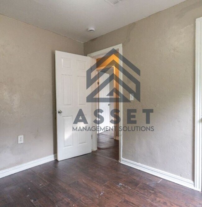 Building Photo - 316 E Harmon Dr