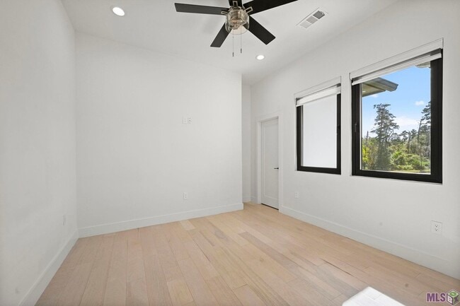 Building Photo - 9825 Fawn Vw Dr