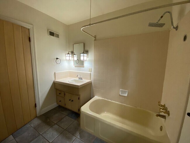 Building Photo - Upcoming Charming 2 Bed, 2Bath home in Kingsburg CA