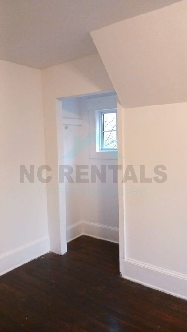 Building Photo - Recently Renovated: Bright & Charming 2-Be...