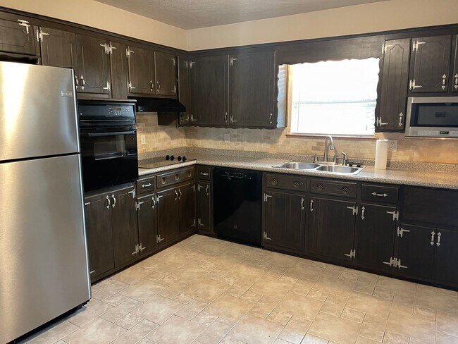 Building Photo - Large 2 bed! two bath, 2 car garage on a c...