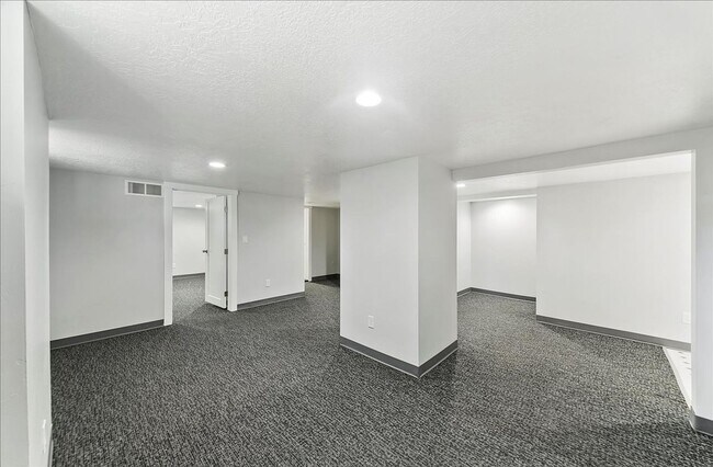 Building Photo - Bright, Spacious Home in Prime Southeast B...