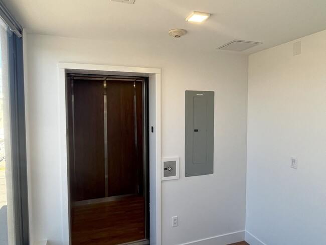 Building Photo - 2Bed/2Bath Luxury Loft Style Condo in Old ...