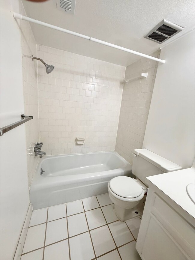 Building Photo - Modern 2/2.5/1 Townhome Across From The Me...