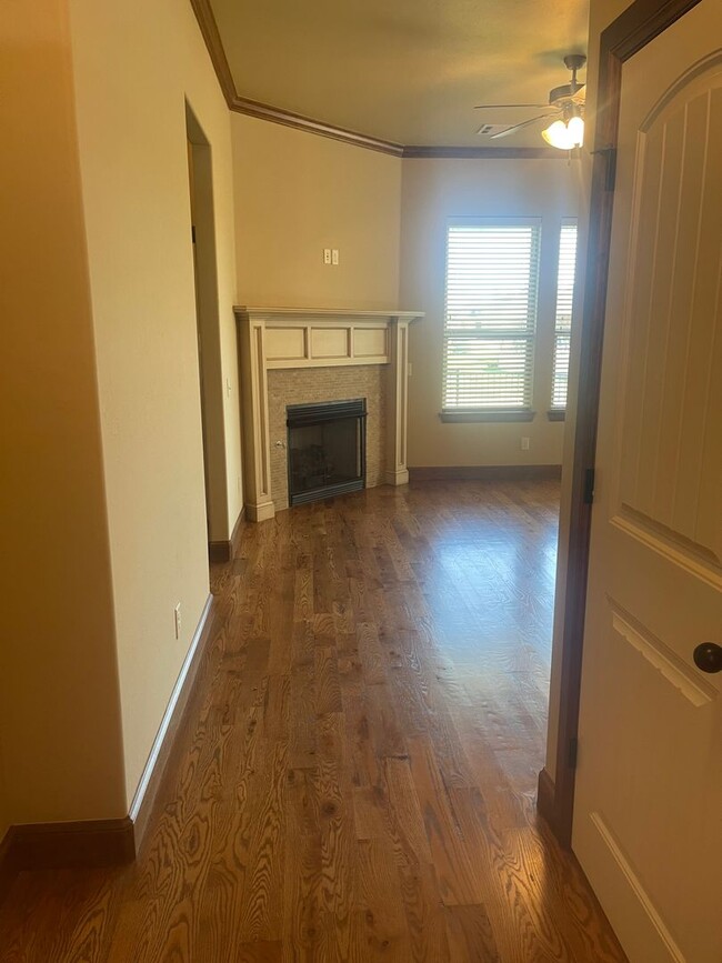 Building Photo - Fully Furnished Three Bedroom, Two Bathroo...