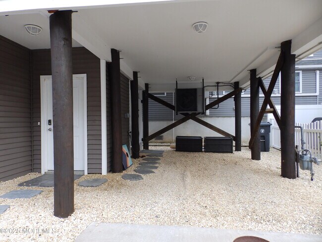 Building Photo - 159 W Bay Way