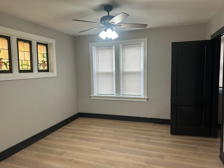 Building Photo - 4916 Winona Ave